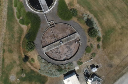 Drone vol stationnaire sur station d'épuration