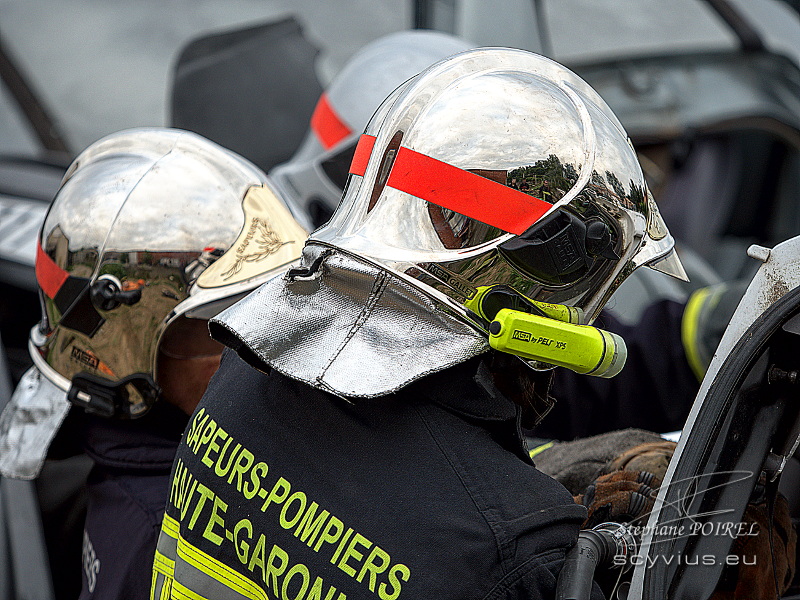 Séance de photos de pompiers lors d'un exercice de désincarcération.