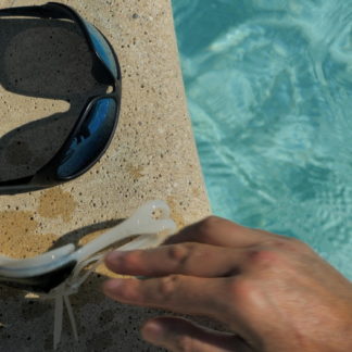 Lunettes de soleil et piscine