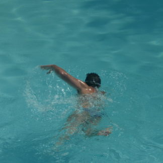 Nageur dans piscine au téléobjectif