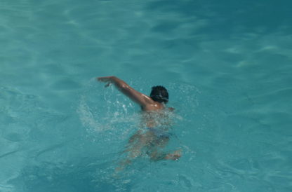 Nageur dans piscine au téléobjectif