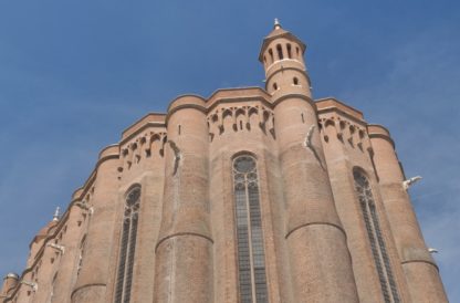 Panoramique vertical gauche-droite sur la cathédrale d'Albi
