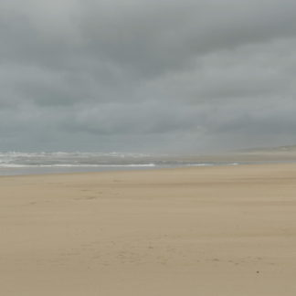 Plan fixe sur plage des Landes sous la tempête.