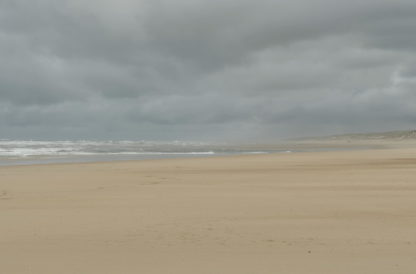 Plan fixe sur plage des Landes sous la tempête.